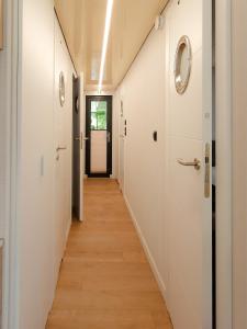 比得哥什Dom na wodzie LaMare Modern 14的走廊设有白色的墙壁和木地板