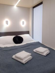比得哥什Dom na wodzie LaMare Modern 14的卧室配有2条白色毛巾。