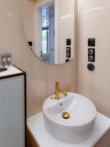比得哥什Dom na wodzie LaMare Modern 14的浴室设有白色水槽和镜子