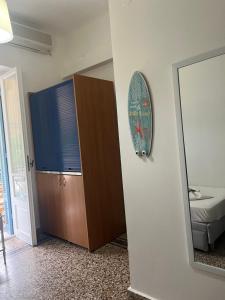 迈萨纳艾里德一室公寓的一间带镜子的浴室和一个带水槽的橱柜