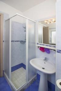 伊斯基亚La Turrita Apartments的带淋浴和盥洗盆的浴室