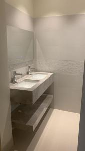 利雅德Mayyon Airport 101的一间带水槽和镜子的浴室