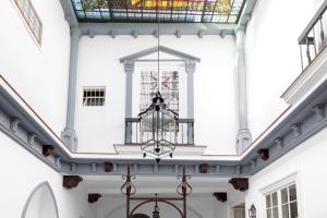 赫雷斯-德拉弗龙特拉PALACIO DON CARLOS的享有建筑天花板和吊灯的景色