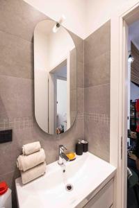 诺瓦拉Apartment Design 5 Stelle的一间带水槽和镜子的浴室