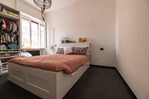 诺瓦拉Apartment Design 5 Stelle的一间白色客房内配有一张大床的卧室