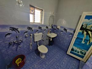 马迪凯里Jawa Homestay的浴室墙上有一群海豚