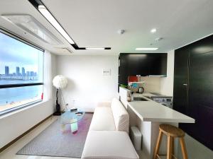 釜山Hot place的客厅配有白色的沙发和桌子