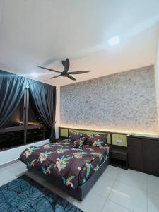 马六甲Wanz Barakah Homestay @ Bali residence的一间卧室配有一张床和吊扇
