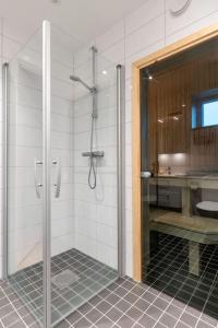 伊德勒Mysig fjällstuga i Idre Fjällfoten的带淋浴的浴室和玻璃门