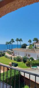 米哈斯Piso junto al Faro de Calaburras - Mijas Costa的阳台享有公园和海洋的景致。