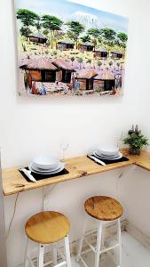 NgamboMlandege Town house的一张桌子、两把椅子和墙上的一幅画