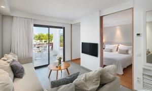 卡拉博纳Hipotels Cala Bona Club的一间卧室设有一张床和一间客厅。