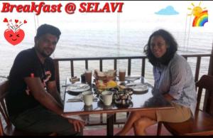 本托塔Selavi Resort Bentota的坐在桌子上的男人和女人