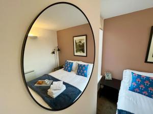 诺丁汉Spacious 2 Bedroom Apartment with Parking的一间卧室配有一张床和镜子