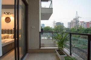 古尔冈Serviced Apartment near Medanta by BedChambers的市景阳台(带1张床)