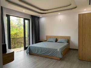Tuy AnSATURDAY Homestay Tuy Hòa - Phú Yên的一间卧室设有一张床和一个阳台