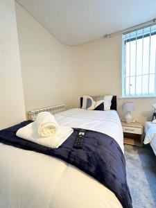科尔切斯特City Stay的卧室配有一张带白色床单的大床和窗户。