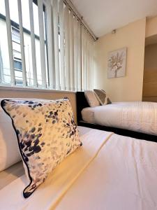 科尔切斯特City Stay的卧室配有两张床和枕头,位于地板上