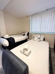 科尔切斯特City Stay的一间卧室设有两张床和窗户。