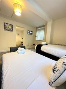 科尔切斯特City Stay的一间卧室配有两张床和电视。