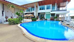 查汶Smile Samui Chaweng Beach Resort的一座大蓝色游泳池,位于房子前
