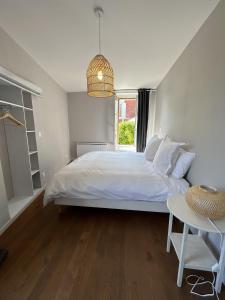 Vic-sur-AisneLa Belle Vicoise的卧室配有一张白色的大床和一张桌子