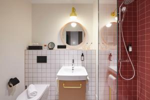 多特蒙德Basecamp Hotel Dortmund的一间带水槽、卫生间和淋浴的浴室