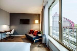 安特卫普NH Collection Antwerp Centre的酒店客房设有床和窗户。