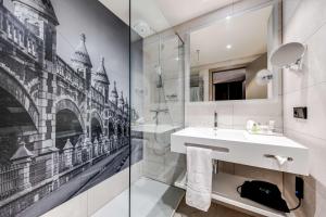 安特卫普NH Collection Antwerp Centre的浴室配有白色水槽和淋浴。
