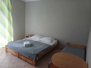 马斯洛阿麦里奥卡酒店的一间小卧室,配有一张床和一张桌子
