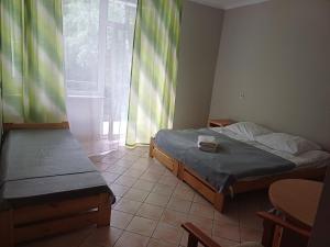 马斯洛阿麦里奥卡酒店的小房间设有两张床和窗户
