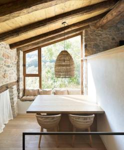 La RocaCabana La Roca的一间带桌子和窗户的用餐室