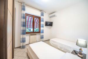 马帝斯兹罗LatoMare - VIBRA的客房设有两张床和窗户。
