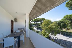 马帝斯兹罗LatoMare - VIBRA的设有一个配有桌椅并享有美景的阳台。