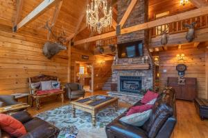 班纳埃尔克Elk Ridge Lodge的小木屋内带壁炉的客厅