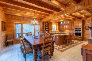 班纳埃尔克Elk Ridge Lodge的一个带木桌和椅子的大厨房