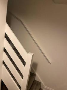 ShephallCosy 1 Bed Home @Stevenage的带有白色栏杆和楼梯的楼梯