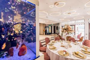 科利比塔Villa Galleria的一间设有一张桌子的餐厅,并展示了一间餐厅的照片