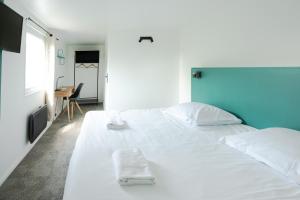 Saint-Aubin平衡骑士酒店的一张白色的大床,上面有两条白色毛巾