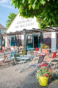 Saint-Aubin平衡骑士酒店的餐厅前的一组桌椅