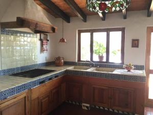 迪坡斯特兰Acogedora Villa con alberca climatizada en el centro de Tepoztlán的厨房设有水槽和窗户。