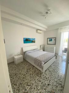 伊斯基亚CASA VACANZE VITTORIA COLONNA的白色的卧室设有床和窗户
