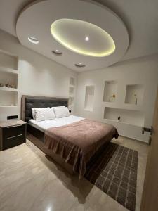 阿加迪尔Luxueuse appartement的一间卧室设有一张带圆形天花板的大床
