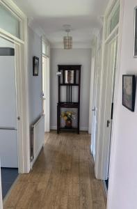 贝辛斯托克1 Bedroom Apartment Central Basingstoke的走廊设有白色的墙壁和木地板,门