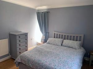 贝辛斯托克1 Bedroom Apartment Central Basingstoke的一间卧室配有一张床、梳妆台和一张西德西德西德西德床。