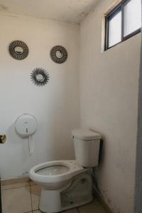阿特阿加Pinitos Ranch Country House的浴室设有卫生间,墙上设有两面镜子。