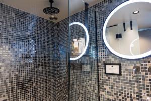 雅典Villa Hermes in Anafiotika Athens !的一间带两面镜子的淋浴的浴室