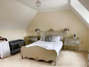翰索Large Executive 4-Bed Detached House in Miskin, Cardiff-sleeps up to 10的一间卧室配有白色的床和2个梳妆台。