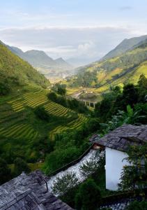 萨帕Maison de Lao Chai的享有山谷、河流和山脉的美景。