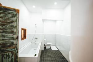 马拉喀什La Ferme Medina的带浴缸、卫生间和盥洗盆的浴室